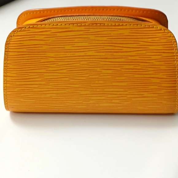 Louis Vutton Epi Dauphine Leather Cosmetic Pouch Bag ๐๐๐ฅ - Picture 6 of 9